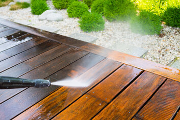 použitie wapky pri čistení drevenej podlahy v záhrade vysokotlakový čistič