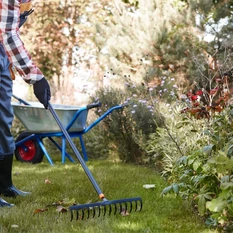 Tipy pre začínajúcich záhradkárov: Najlepšie záhradné náradie a technika na jesenné práce v záhrade